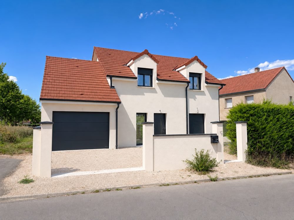 Maison neuve achevée, avec garage et lucarnes