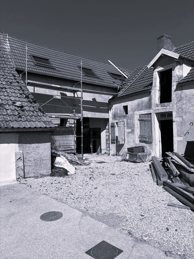 Chantier de rénovation d'une maison ancienne, toiture refaite et échafaudage