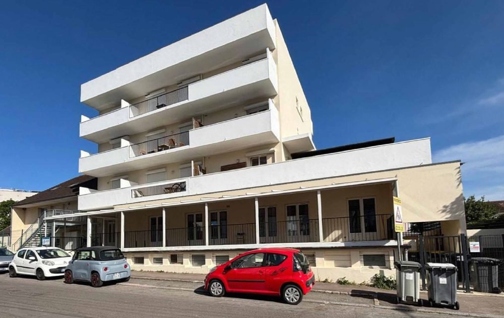 Immeuble de studios et sa façade en rez-de-chaussée