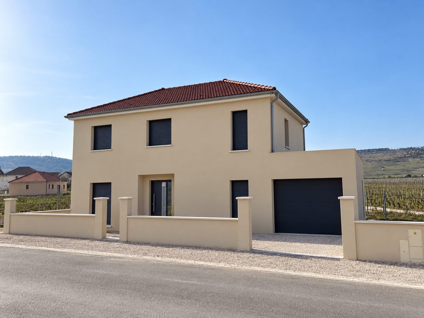 Maison à étage enduite ton pierre avec garage accolé, en bordure de vignes
